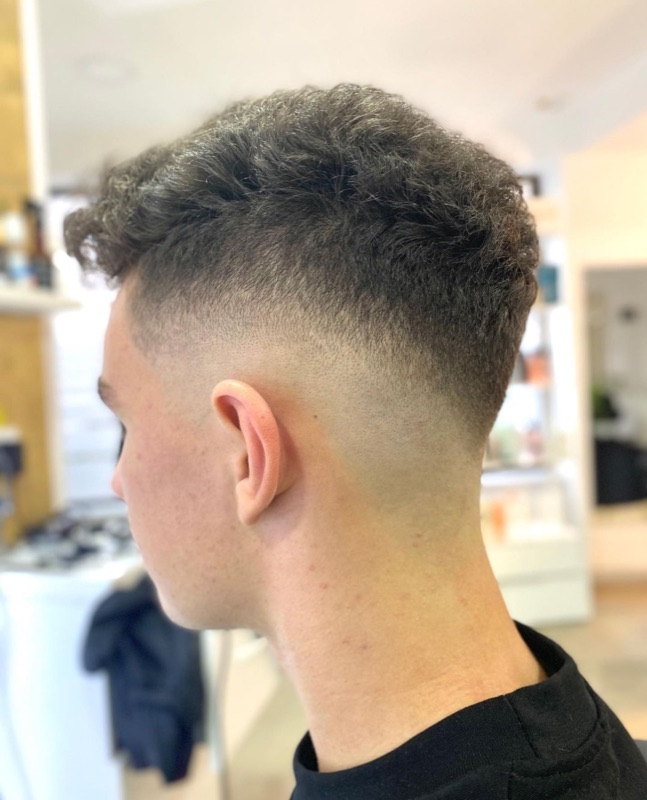 Fade cu vârf ondulat, lucrare din salon